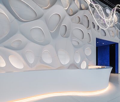 HIMACS trasforma la parete in opera d’arte con Bionic Wall nel building A1 progettato da Eva Jiřičná